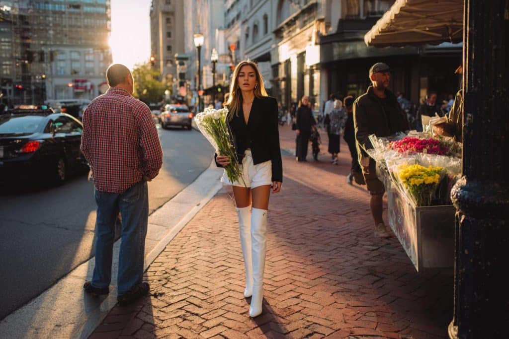 femme chic en cuissardes blanches
