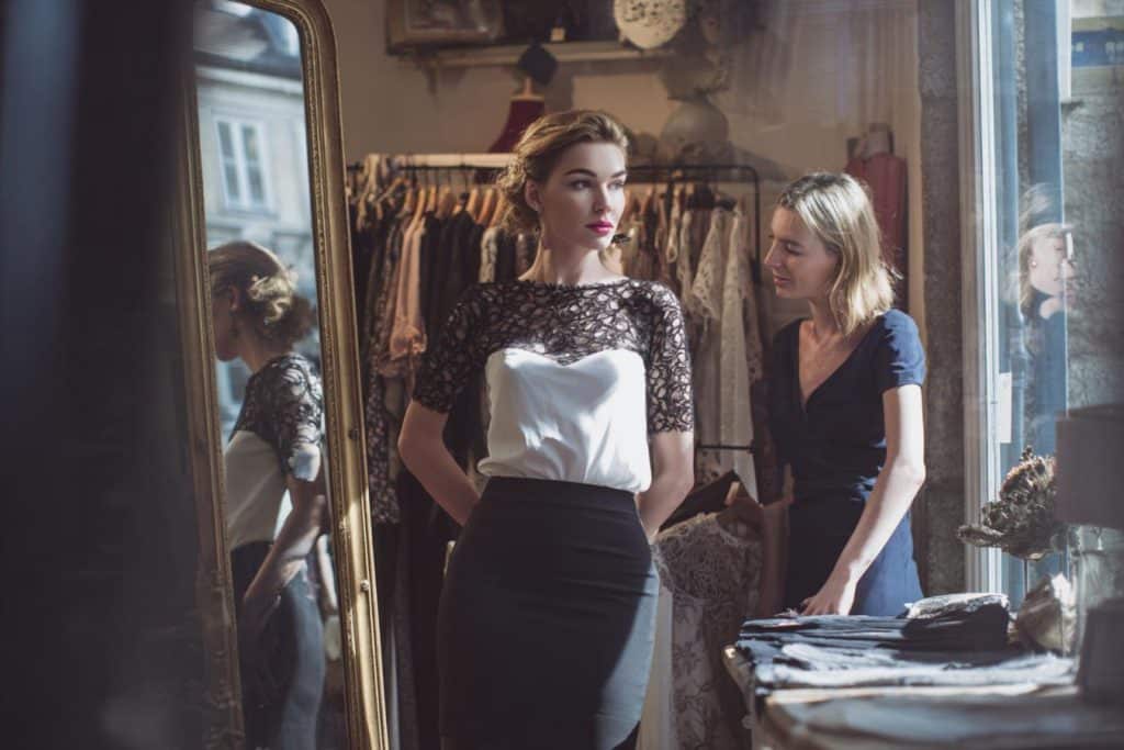 femme elegante portant un haut en dentelle
